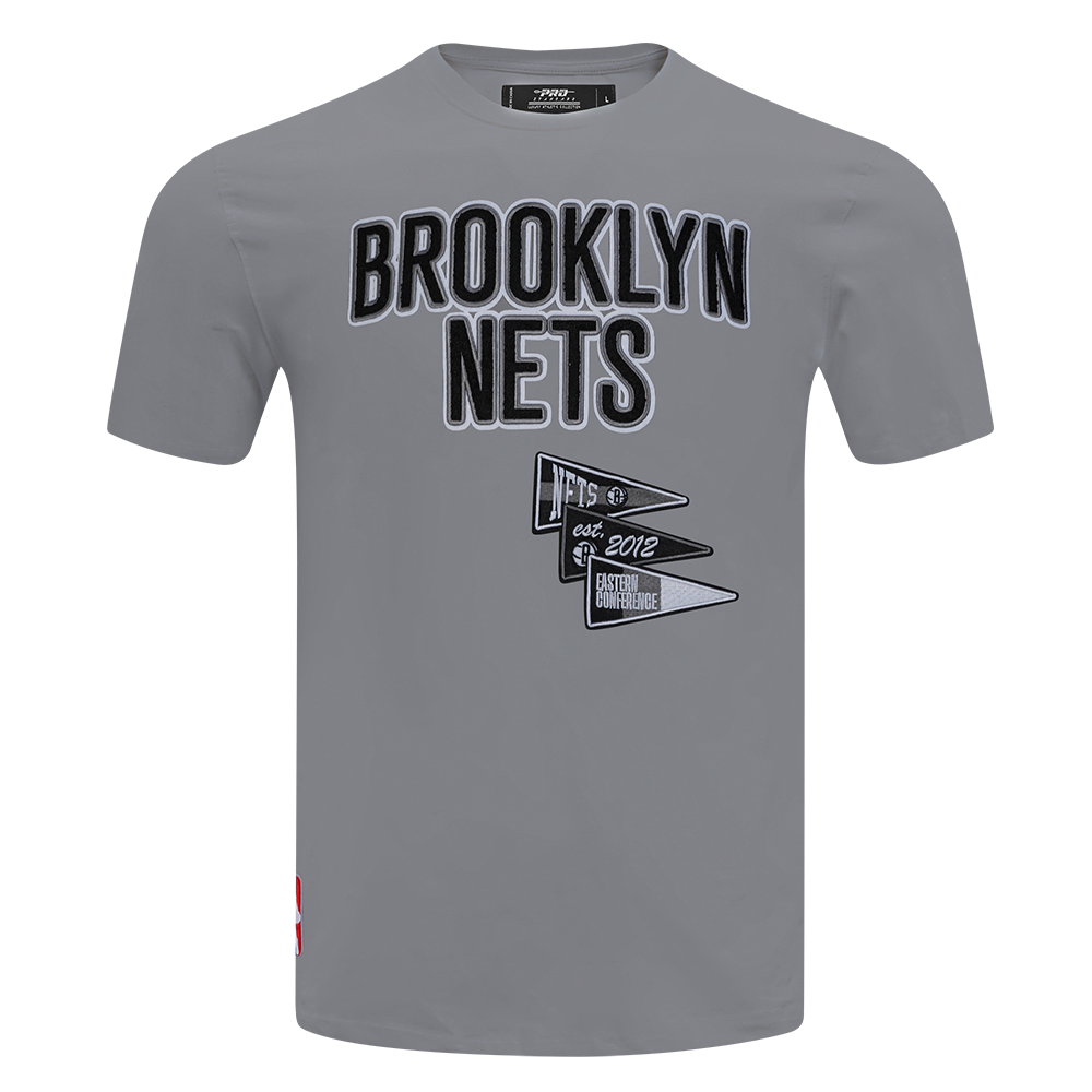 PLAYERA NBA BROOKLYN NETS TEAM PENNANTS
