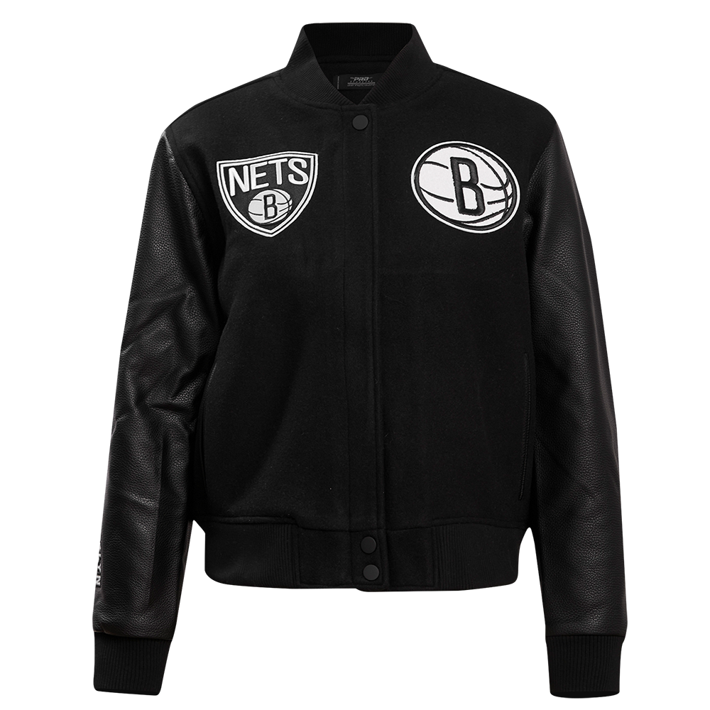 CHAMARRA UNIVERSITARIA NBA BROOKLYN NETS CLASSIC ESSENTIALS PARA MUJER