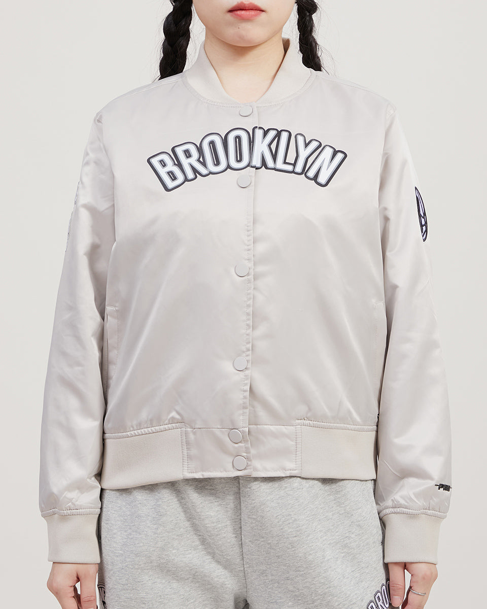 CHAMARRA DE SATÍN NBA BROOKLYN NETS CLASSIC ESSENTIALS PARA MUJER