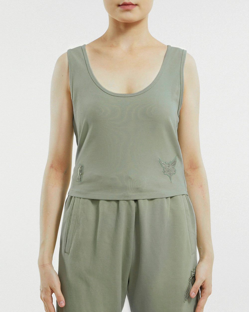 PLAYERA DE TIRANTES AJUSTADA NBA CHARLOTTE HORNETS NEUTRAL PARA MUJER