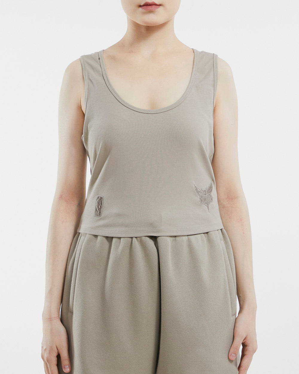 PLAYERA DE TIRANTES AJUSTADA NBA CHARLOTTE HORNETS NEUTRAL PARA MUJER