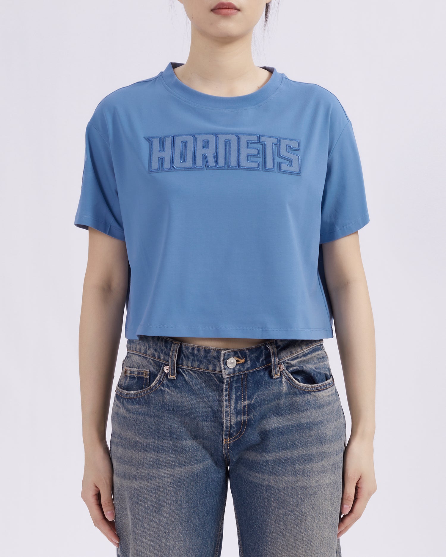 PLAYERA CROP NBA CHARLOTTE HORNETS NEUTRAL PARA MUJER