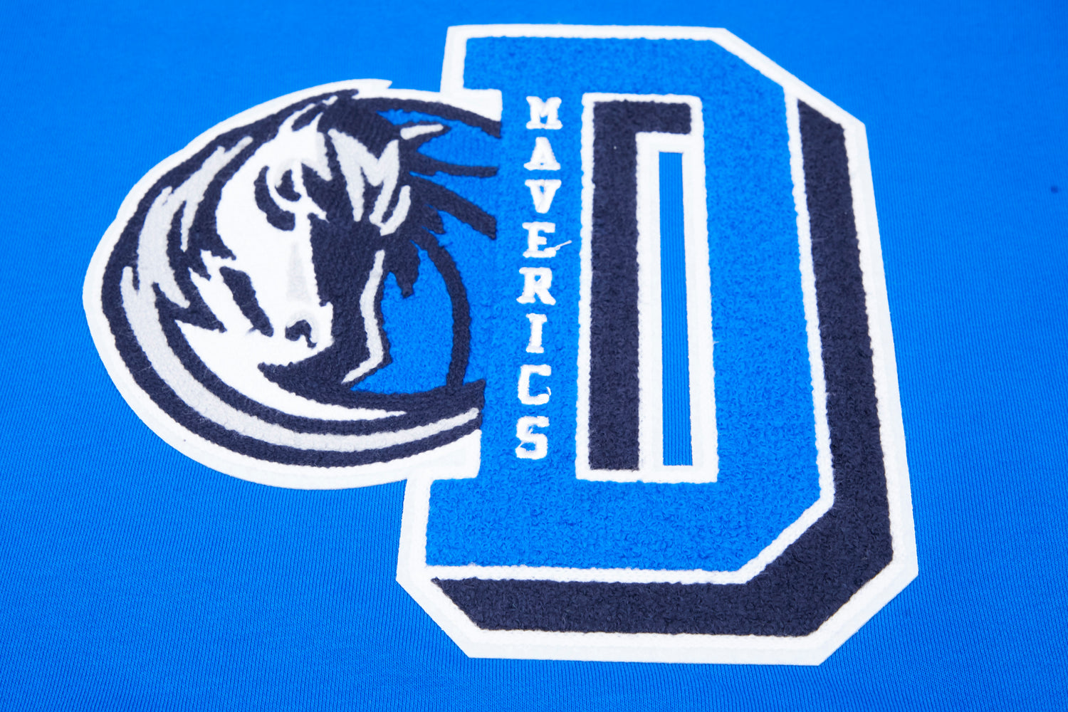 SUDADERA DE CUELLO REDONDO NBA DALLAS MAVERICKS MASH UP PARA MUJER