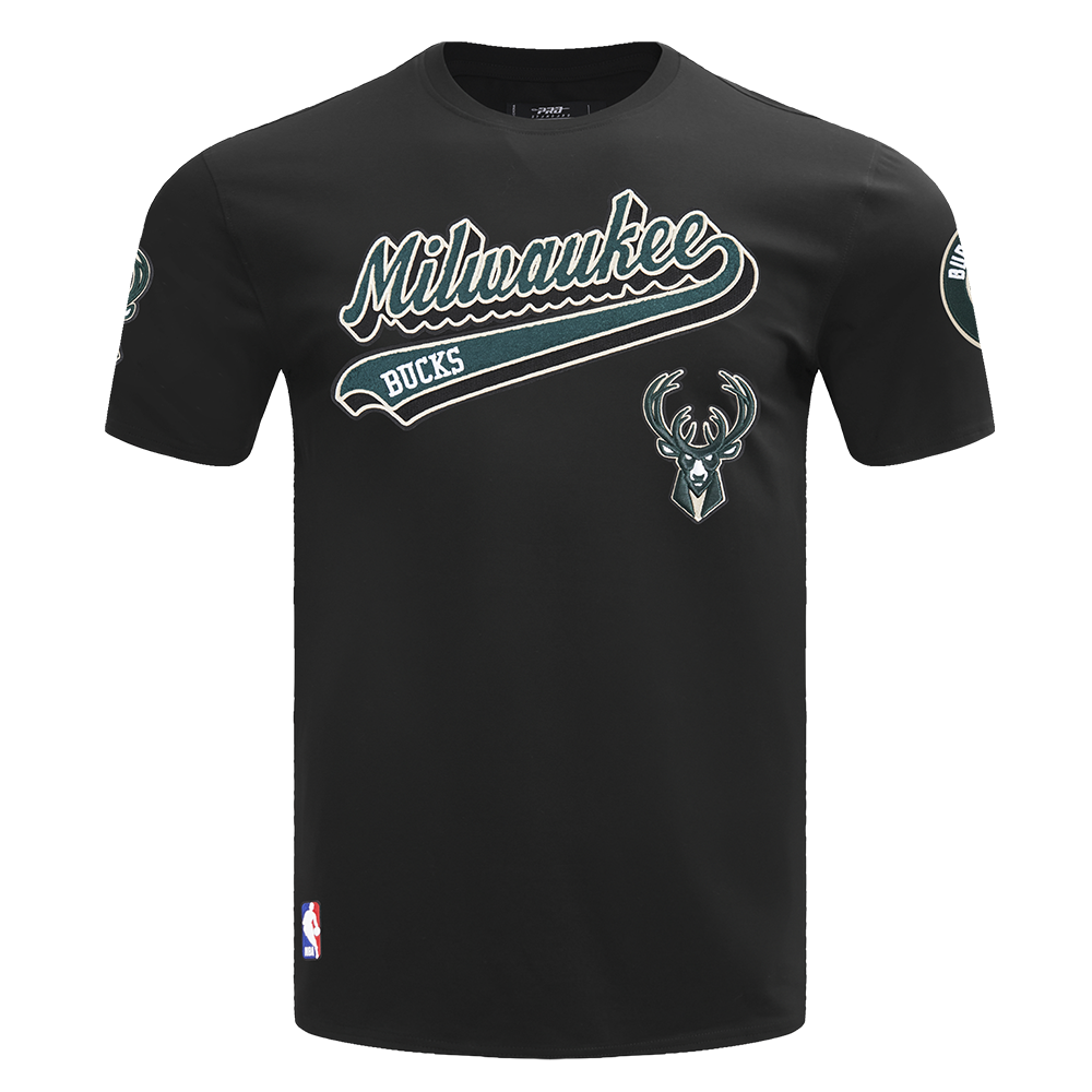 PLAYERA NBA MILWAUKEE BUCKS SCRIPT TAIL