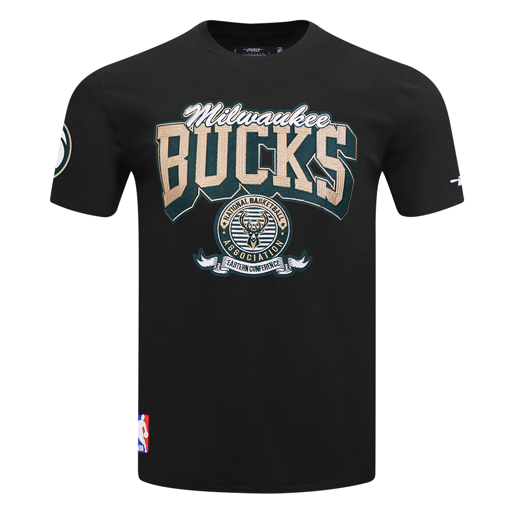 PLAYERA NBA MILWAUKEE BUCKS TEAM BADGE