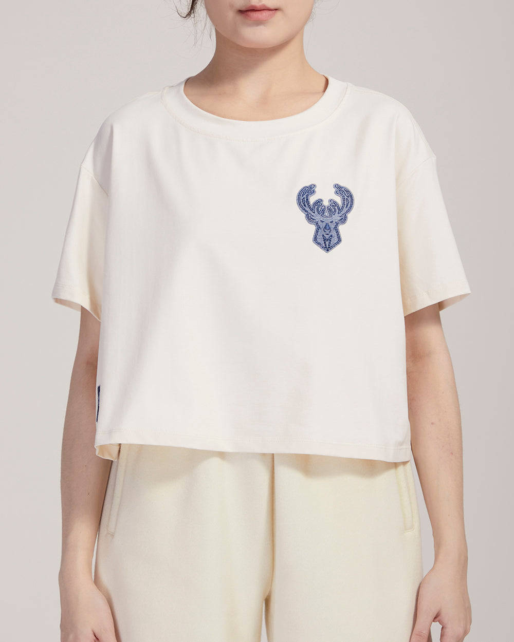 PLAYERA CROP NBA MILWAUKEE BUCKS VARSITY BLUES PARA MUJER