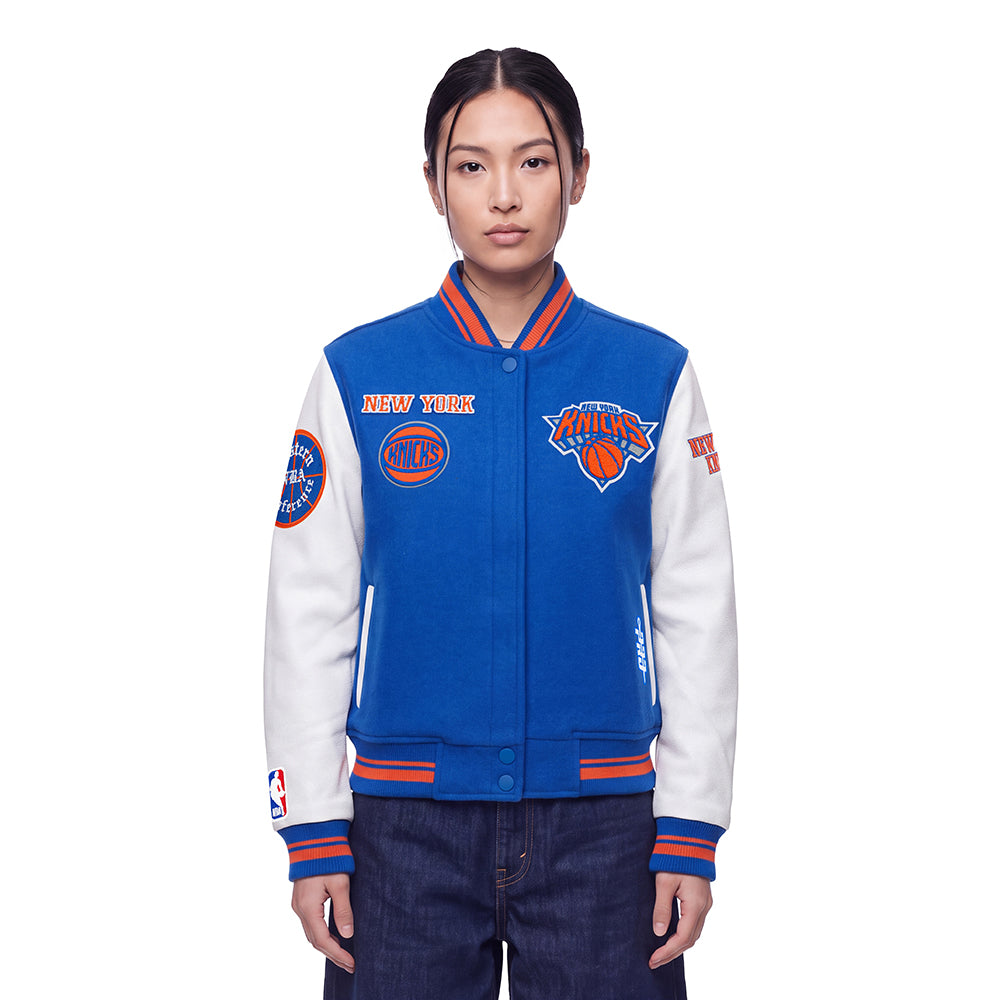 CHAMARRA UNIVERSITARIA NBA NEW YORK KNICKS CLASSIC STUDIO PARA MUJER