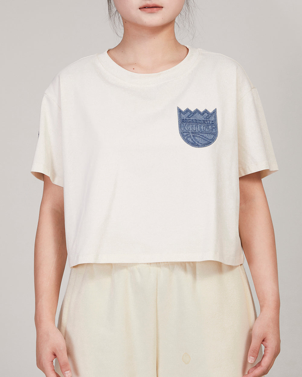 PLAYERA CROP NBA SACRAMENTO KINGS VARSITY BLUES PARA MUJER