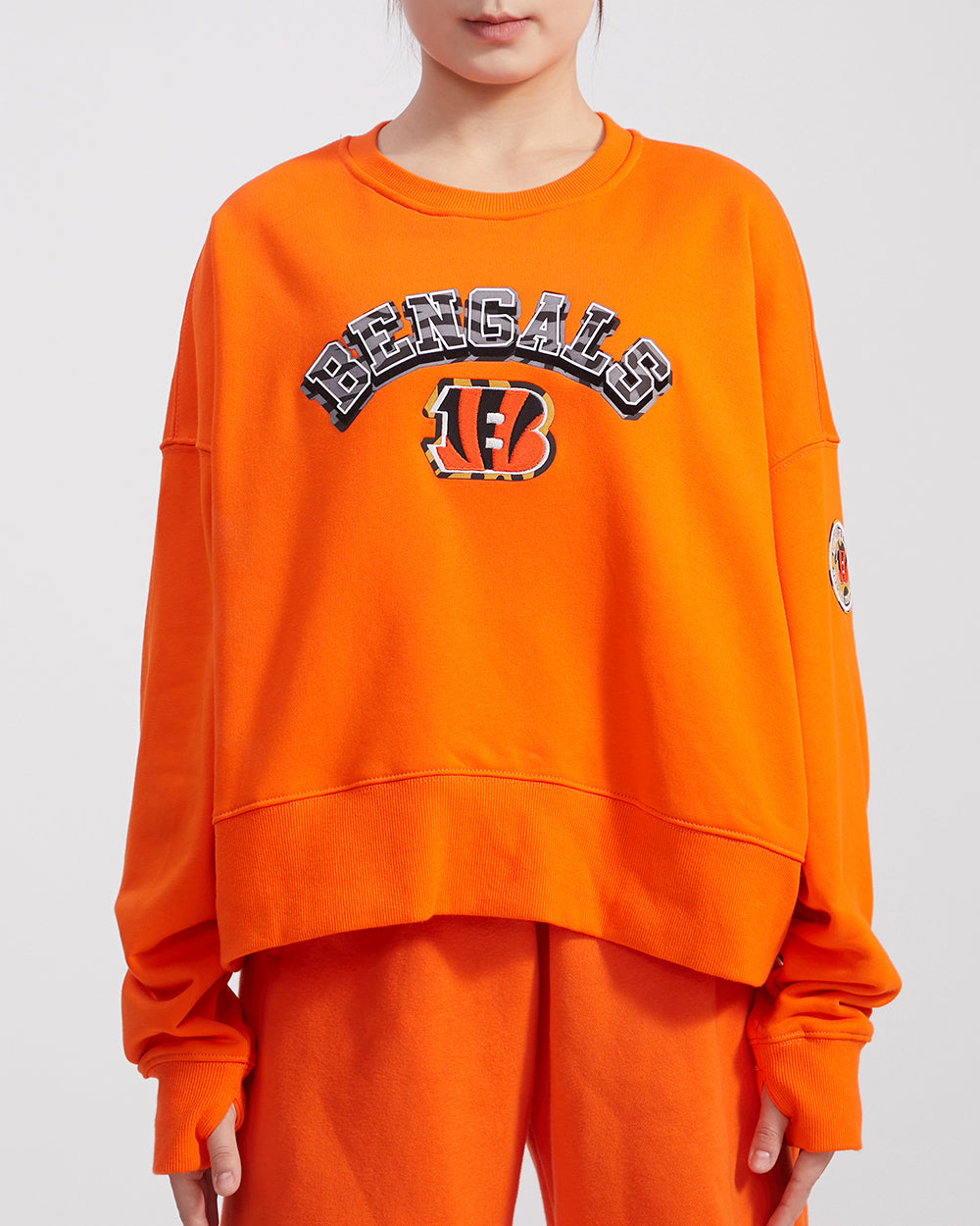 SUDADERA DE CUELLO REDONDO NFL CINCINNATI BENGALS ANIMAL PRINT PARA MUJER