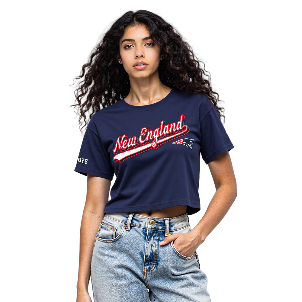 PLAYERA CROP NFL NEW ENGLAND PATRIOTS SCRIPT TAIL PARA MUJER