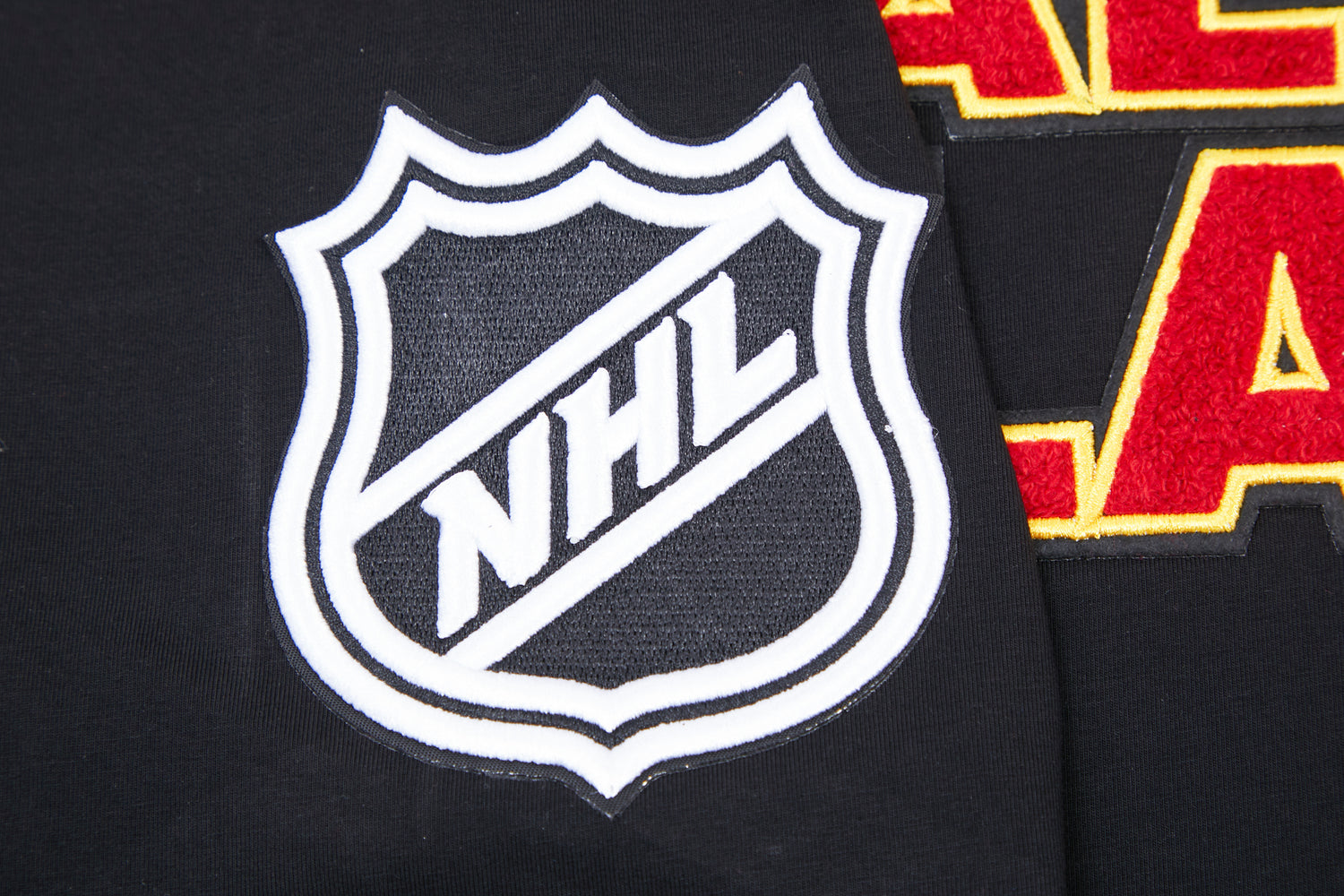PLAYERA NHL CALGARY FLAMES CLASSIC CHENILLE